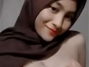 Ragazza araba mostra le tettone in web camera